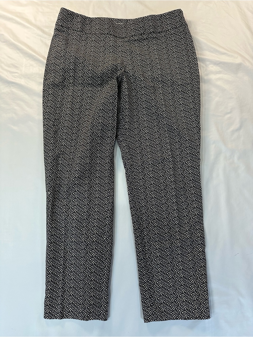 LOFT Black & White Cropped Patterned Ankle Pants with side zip. Size 8